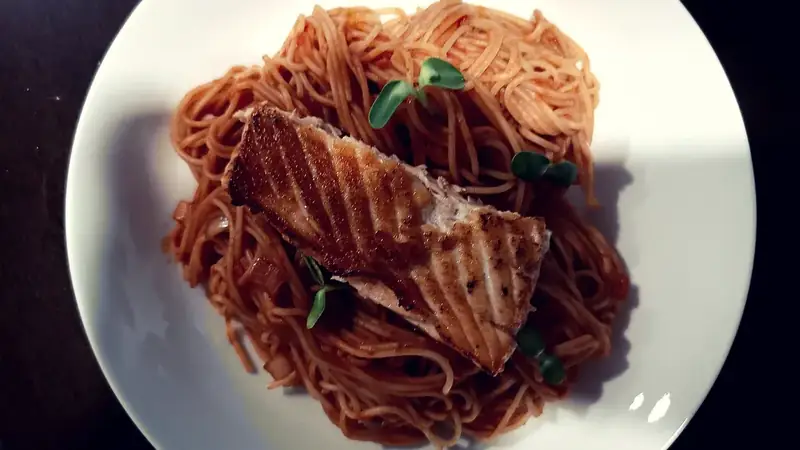 Spaghetti au Saumon et Sauce Tomate : La Cuisine du Frigo Vide