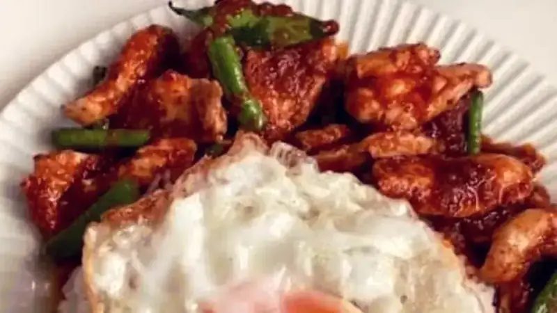 Phat Phrik Kaeng Muu : le sauté de porc au curry rouge thaïlandais qui enflamme les sens