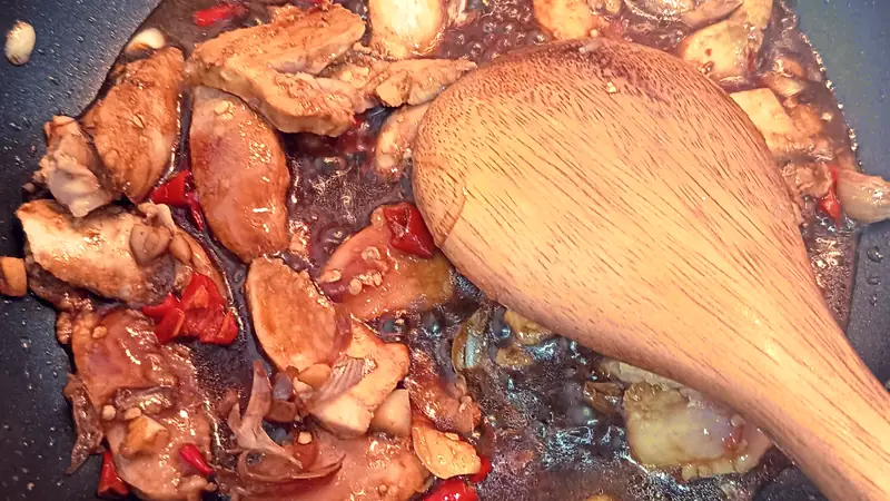 Pad Kra Pao : la recette authentique du poulet au basilic sacré thaïlandais - Foto 3