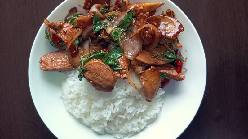 Pad Kra Pao : la recette authentique du poulet au basilic sacré thaïlandais - Foto 4